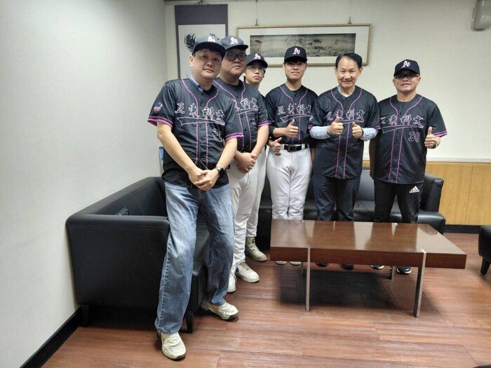 1150209亞東科大棒球隊採訪_亞東科技大學棒球隊師生們在對棒球的熱血真是讓人為之動容。(影像由記者郭晉嘉拍攝)。