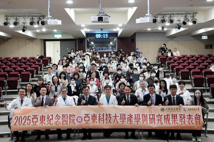 114425雙軸轉型發表會-研究成果發表會大合照(左六亞東科技大學黃茂全校長、左五亞東紀念醫院邱冠明院長、左三亞東紀念醫院張至宏副院長)