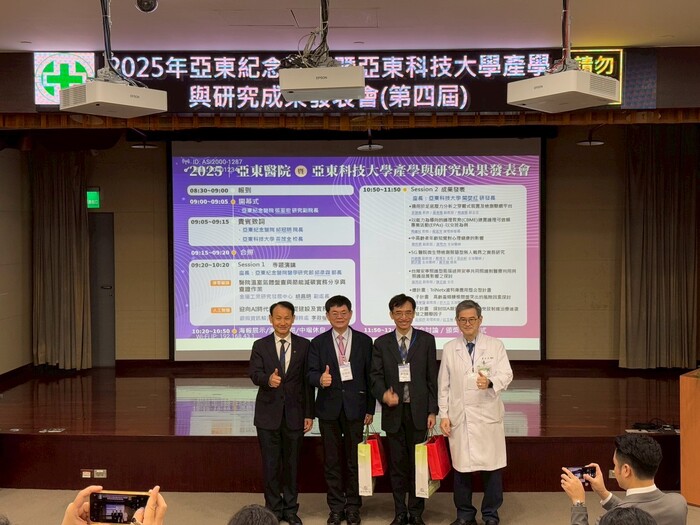 114425雙軸轉型發表會-頒發專題講座講者感謝狀(左二金屬中心胡昌明副處長、左三叡揚資訊李政權副處長)