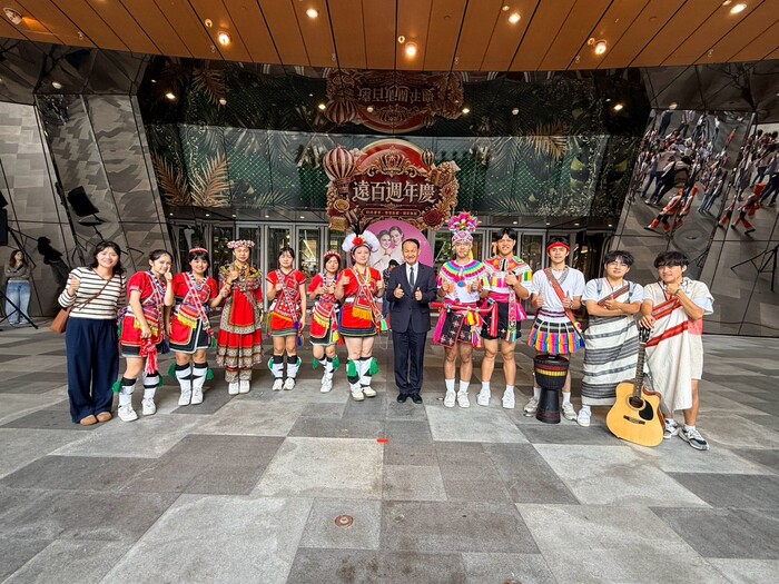 1151015原青年社登板橋大遠百週年慶-本校黃茂全校長親臨現場，為原青社學生加油打氣。