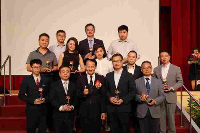 1141018亞東科大57周年校慶-亞東科技大學黃茂全校長(第一排中)表揚傑出校友圖片