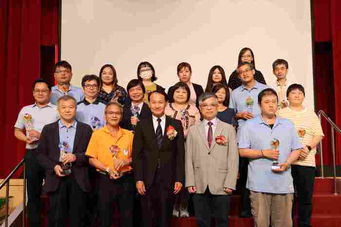 1141018亞東科大57周年校慶-考選部劉孟奇部長(第一排右二)頒發教職員服務獎圖片