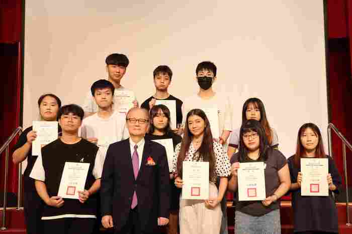 1141018亞東科大57周年校慶-遠東集團公益事業王孝一執行長(第一排左二)頒發徐元智先生紀念獎學金圖片