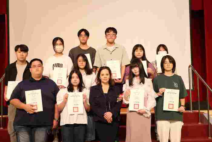 1141018亞東科大57周年校慶-亞東科技大學徐國梅董事(第一排中)頒發董事長獎學金圖片