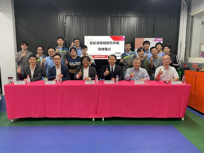 「新能源車輛研究中心」揭牌典禮暨大合影。圖片