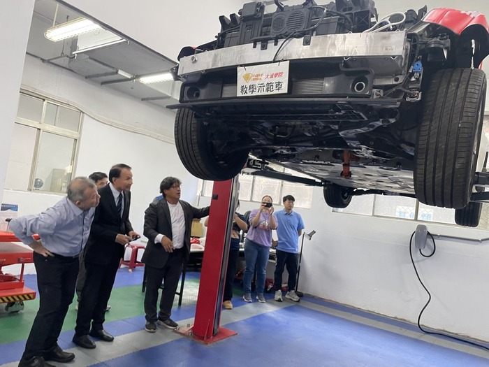 大城輪胎機械現場展示教學示範車，可以教學生了解各個零配件的功用、以及如何更換車輛底盤零件與汽車懸吊系統的關鍵零件。圖片