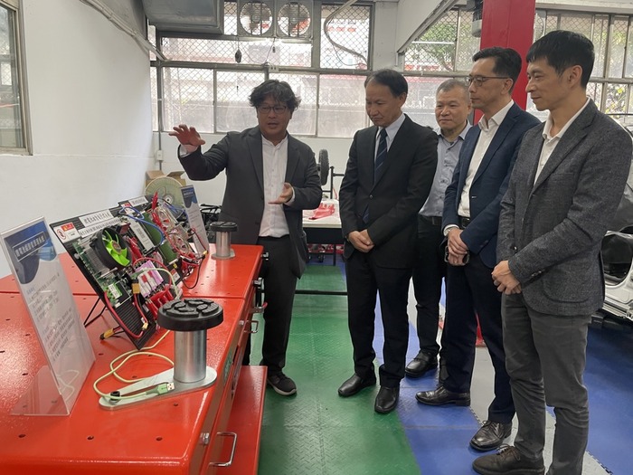 大城輪胎機械總經理彭志良（左一）解說，BMS電池管理系統不僅提升電池的效能和壽命；也確保使用過程中的安全性。圖片