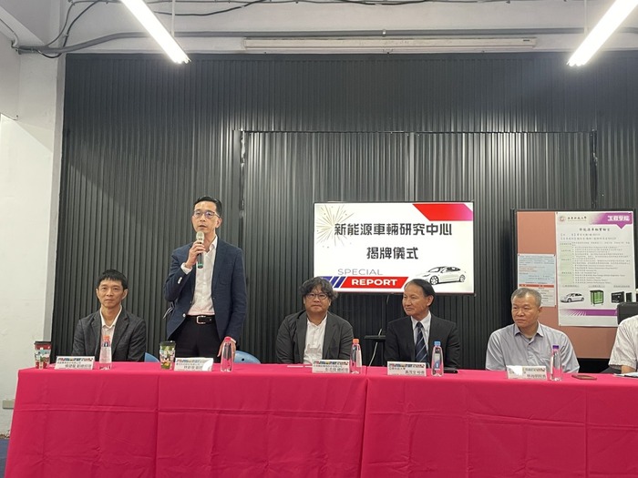 睿志科技副總林新泉（左二）表示，受邀參與母校亞東科技大學「新能源車輛研究中心」的揭牌典禮，見證這個意義非凡的時刻。該中心的成立，不僅是設立一個實驗室，更是打造一個孕育未來車輛產業人才的搖籃。圖片