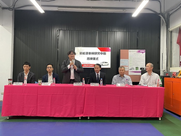 大城輪胎機械總經理彭志良（左三）期許輪胎機械人才中心，可以為學生打造無縫接軌的技術人才管道；為企業與接班者打造跨領域升級平台。圖片