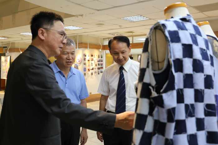 1140925「交織」師生創新創意展開幕式-材料織品服裝系林尚明主任介紹學生專題成果作品圖片