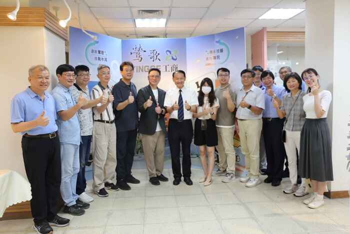 1140925「交織」師生創新創意展開幕式-亞東科大與鶯歌工商師長期待兩校能有更多的交流與合作圖片