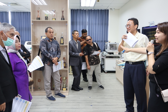 1141106與印尼大學簽訂MOU-印尼貴賓參觀電子工程系特色實驗室圖片