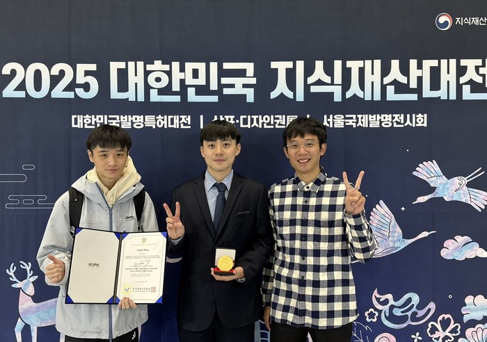 1141206 韓國首爾發明展_電子系師生與陽明交大研究生奪金合影圖片