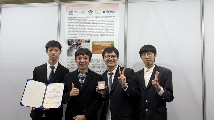 1141206 韓國首爾發明展_復健腳踏車作品奪銀 團隊合影圖片
