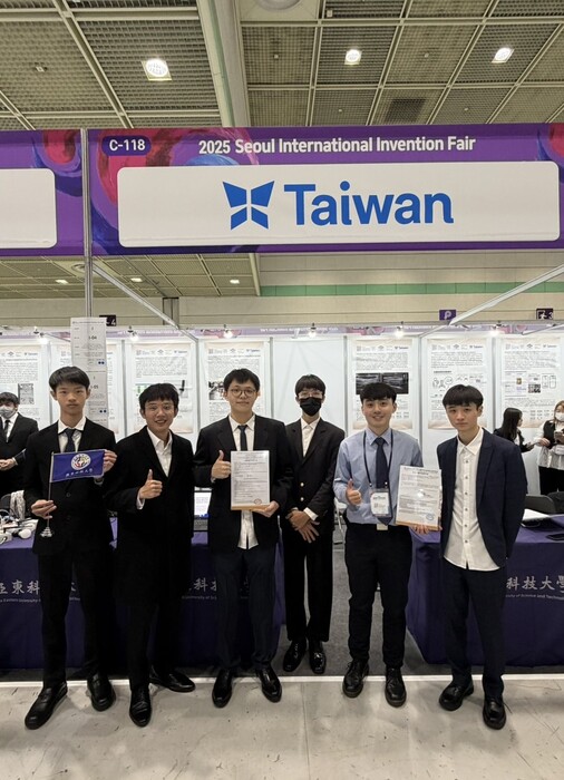 1141206 韓國首爾發明展_USR師生奪1金1銀 團隊合影圖片