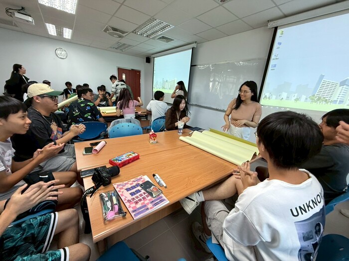 1140702~03社團負責人暨幹部研習-老師帶領小隊進行分組討論圖片