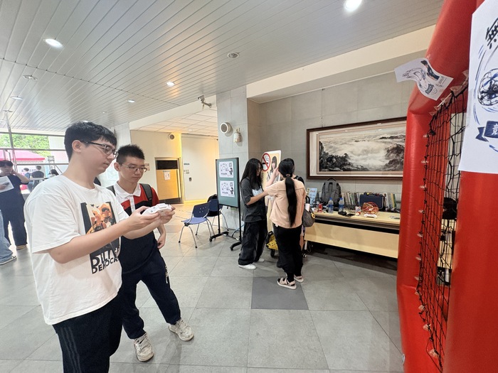1150911社團博覽會-新生實際操控球形無人機
