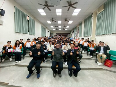 大手牽小手！亞東科大黃茂全校長率隊訪青年中學，溫馨勉勵百餘位海外產學專班僑生圖片