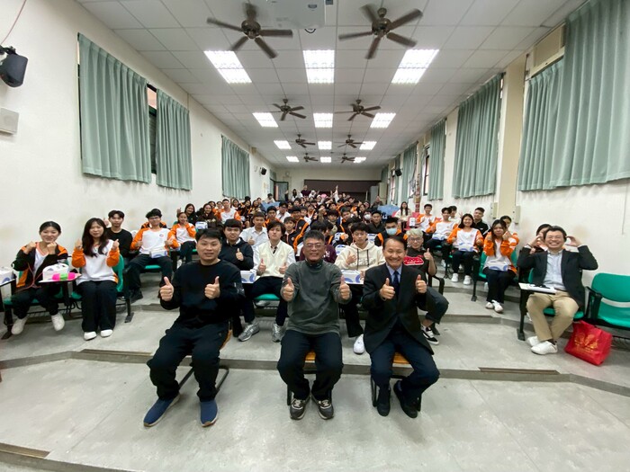 1141226與青年中學交流-00大合照圖片