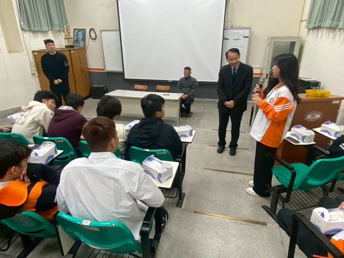 1141226與青年中學交流-03黃茂全校長以親切幽默的風格，與學生進行 Q&A 互動圖片