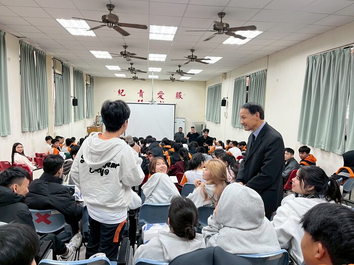 1141226與青年中學交流-04黃茂全校長以親切幽默的風格，與學生進行 Q&A 互動圖片