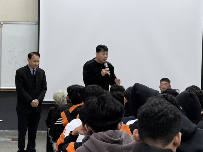 1141226與青年中學交流-05林伯修理事長亦現身說法，鼓勵僑生學弟妹們在亞東優質的環境中翻轉未來圖片