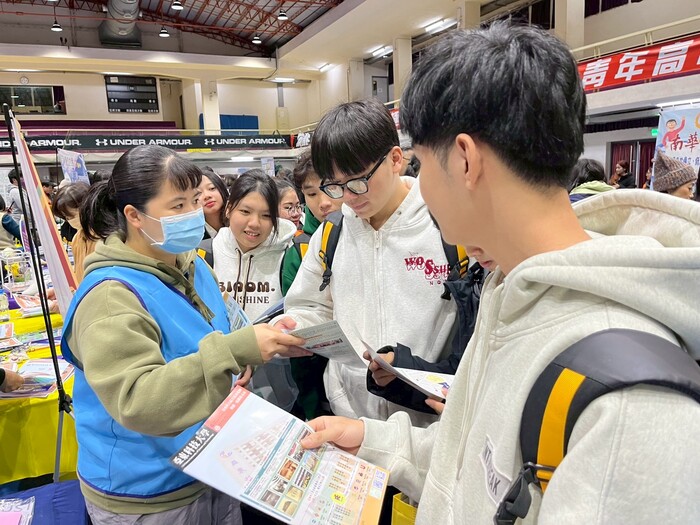 1141226與青年中學交流-07升學博覽會由教務處團隊現場專業解說圖片