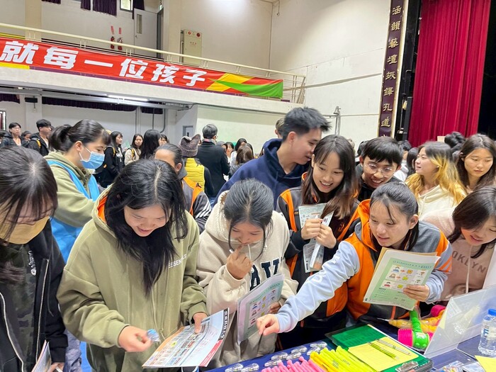 1141226與青年中學交流-08體育館內的升學博覽會熱鬧非凡圖片