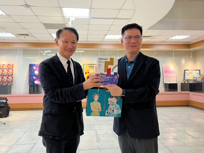 亞東科大致贈55周年專書及禮物