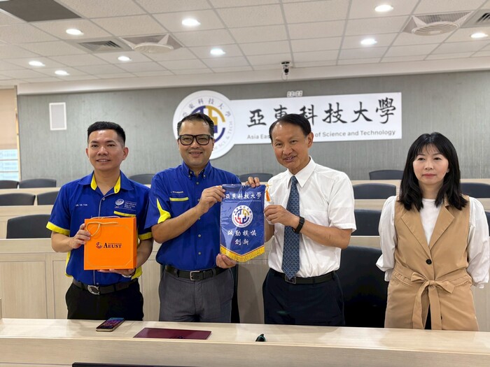 1140520-本校與UniMAP簽訂學術合作備忘錄-亞東校長致贈紀念品及校旗