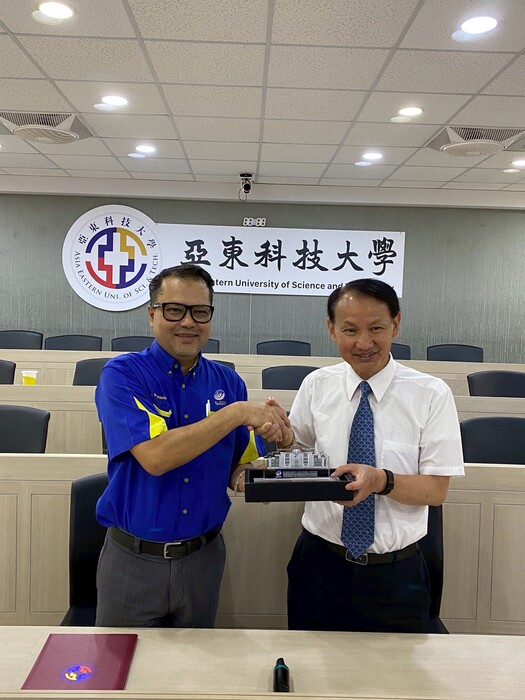 1140520-本校與UniMAP簽訂學術合作備忘錄-UniMAP院長致贈紀念品