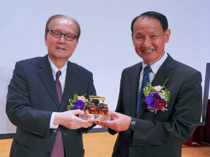 1151017-58周年校慶典禮_遠東新世紀王孝一執行長頒發教職員服務獎(40年)給亞東科大黃茂全校長