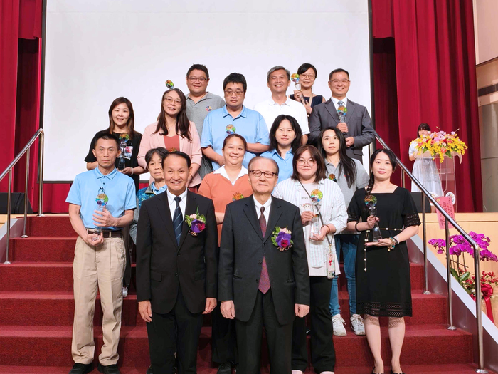 1151017-58周年校慶典禮_遠東新世紀王孝一執行長頒發教職員服務獎