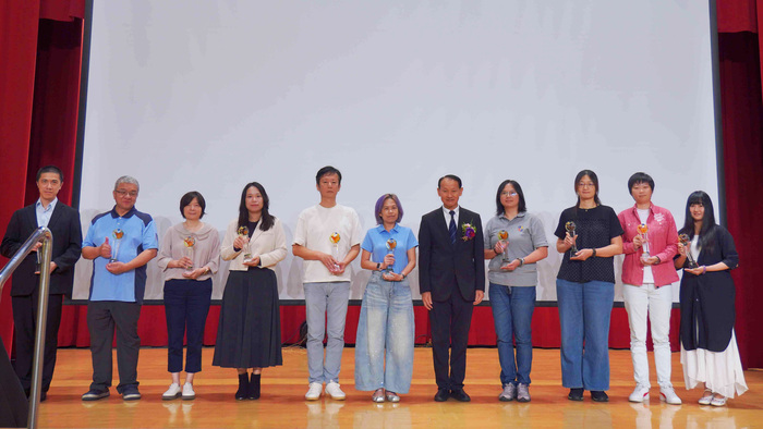 1151017-58周年校慶典禮_亞東科大黃茂全校長頒發教職員服務獎