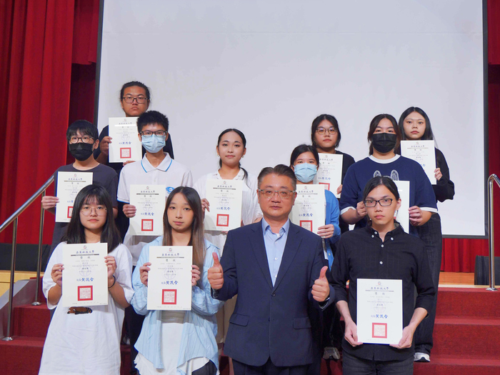1151017-58周年校慶典禮_新北市政府教育局劉明超副局長頒發書卷獎獎學金