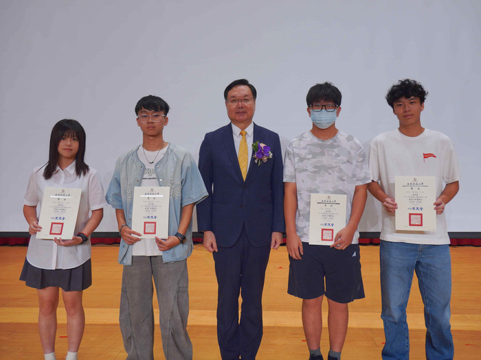 1151017-58周年校慶典禮_元智大學廖慶榮校長頒發新生菁英獎學金