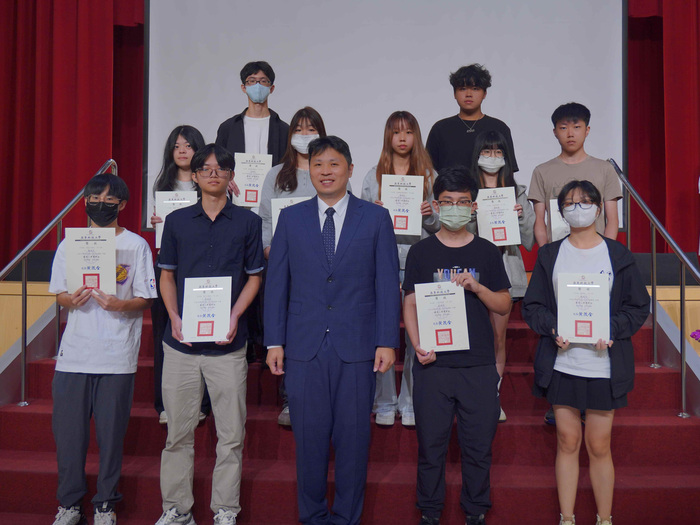 1151017-58周年校慶典禮_校友會林伯修理事長頒發優秀入學獎學金