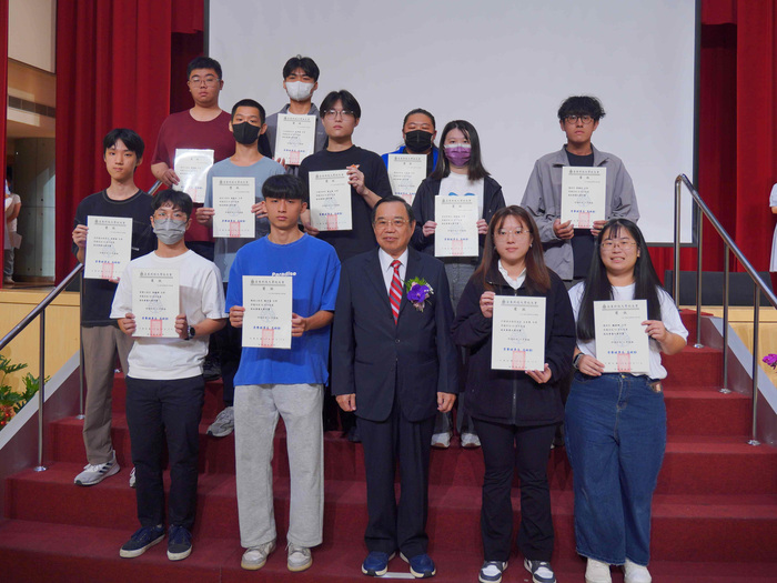 1151017-58周年校慶典禮_校友會高樹勳榮譽理事長頒發最大進步獎