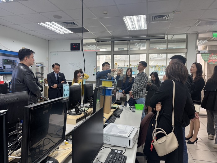 1150204內湖高工策略聯盟_通訊工程系朱昌龍教授介紹系所課程特色及實驗室