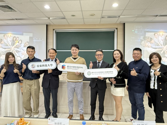 1150204內湖高工策略聯盟_台北市教育局技職科陳秉熙科長(中)、黃茂全校長(左三)、林俊岳校長(右四)及內工家長會合影