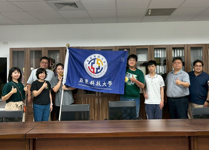 114/11交換生授旗典禮-交換生與師長合照圖片