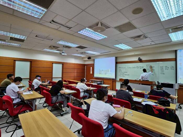 114/11交換生授旗典禮-交換生參加本校職涯發展中心辦理之商業應用英文課程圖片