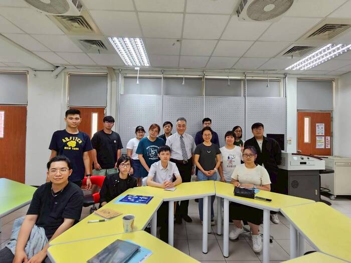 114/11交換生授旗典禮-交換生參加本校職涯發展中心辦理之生活實用英文課程圖片