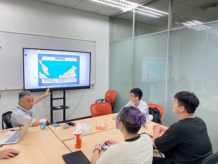 114/11交換生授旗典禮-郭天明教授為學生講授文化適應課程圖片