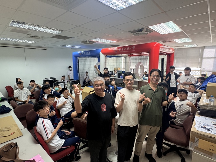 1151016豫章赴亞東科大研習無人機足球-大合照