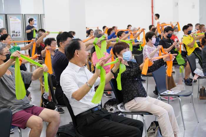 余羅平治療師帶領里民進行彈力帶-抗阻力運動