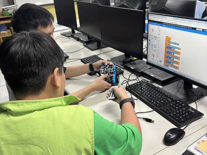 11409USR科學營-同學一同拆解mbot,認識機器人所有的架構,並且重新組裝mbot及嘗試玩mbot圖片