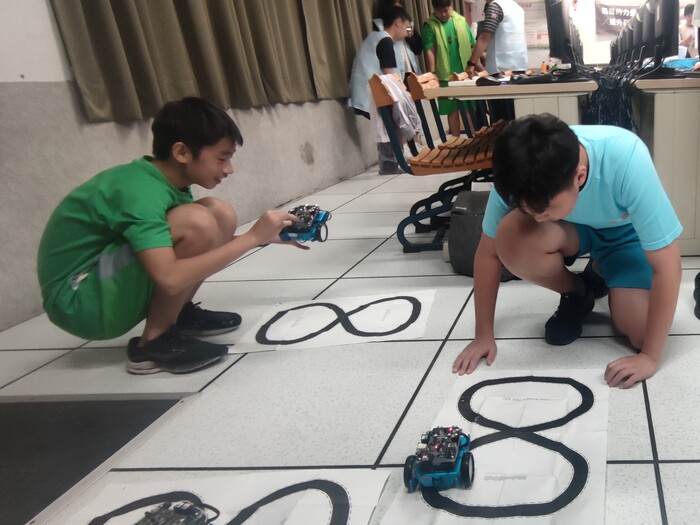 11409USR科學營-帶領學員一同完成循跡車,並與學員一起展示製作成果圖片