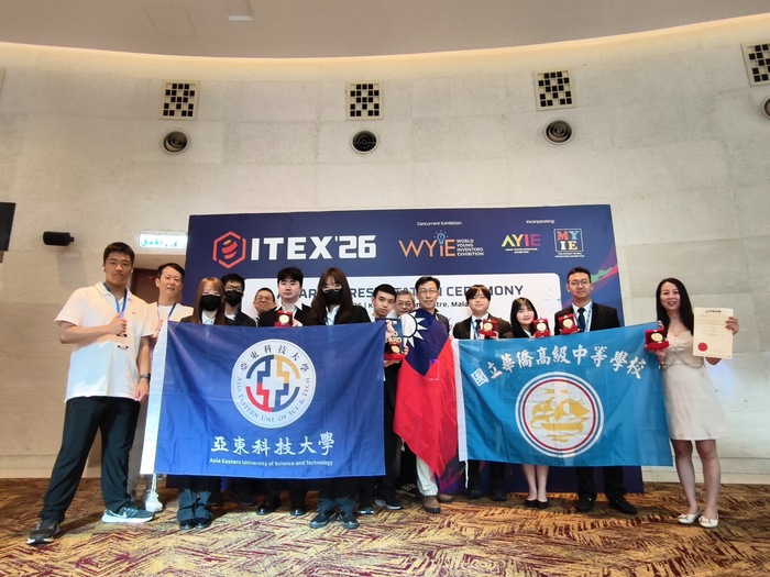 1150518~20馬來西亞國際發明展-團隊成員於現場獲獎留影