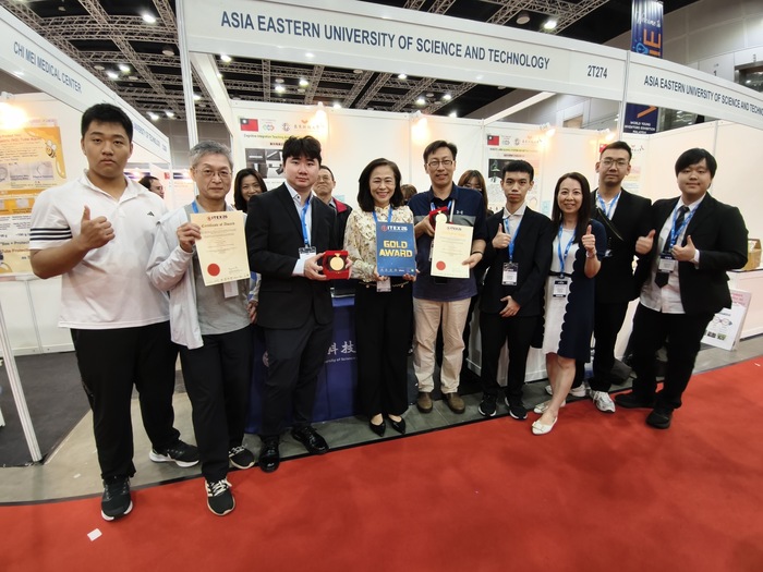 1150518~20馬來西亞國際發明展-團隊成員於現場獲獎留影